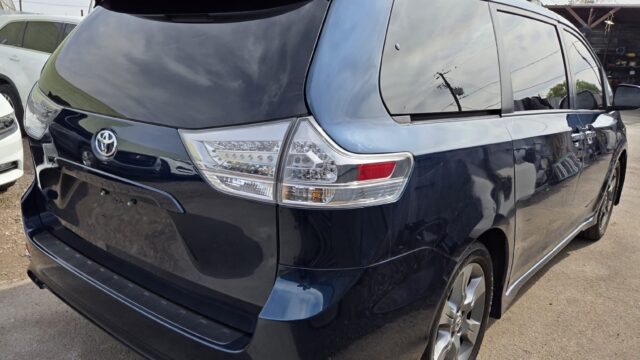 2011 TOYOTA SIENNA-3