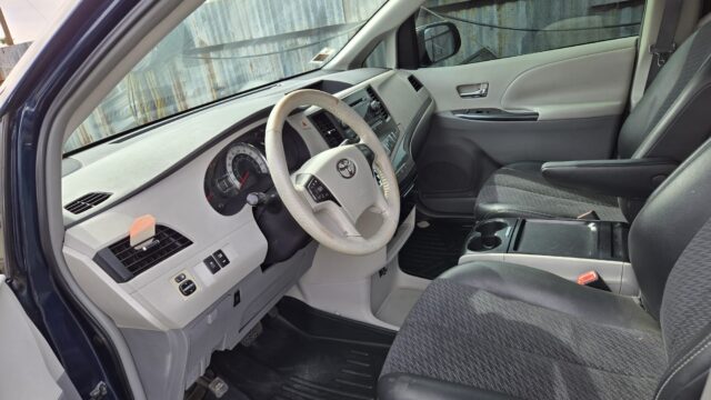 2011 TOYOTA SIENNA-6