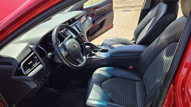 2020 toyota camry se with 90123-8